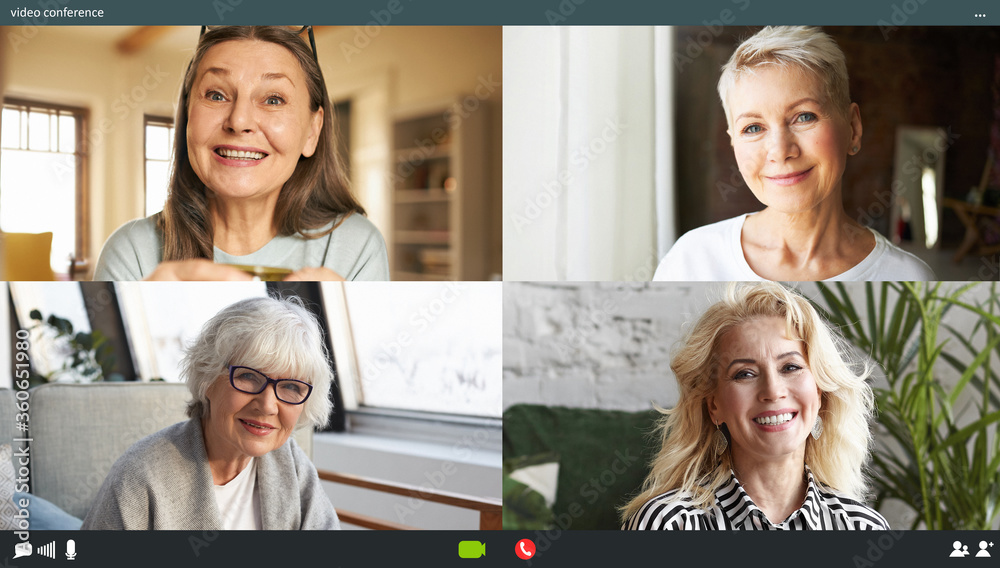 Foto Stock Screenshot of four energetic stylish middle aged women speaking,  sharing news using virtual chat. Mature female friends enjoying online  communication via webcam video conference call, sitting at home | Adobe