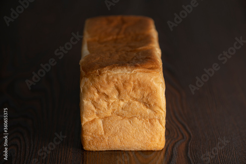 テーブルの上に食パン1本（2斤）