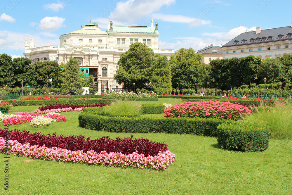 Obraz premium in a public garden (Volksgarten) in vienna (austria)