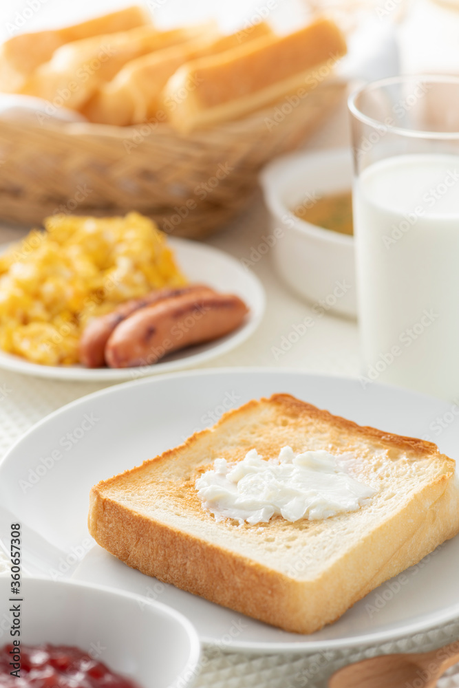 食卓に並んだ食パン（マーガリン）