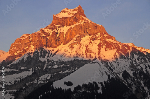 Alpine glow over the Hahnen ridge in Engelberg on a wintery evening.