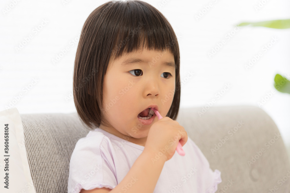 自分で歯磨きをする3歳の子供 自分で歯磨きをする3歳の子供