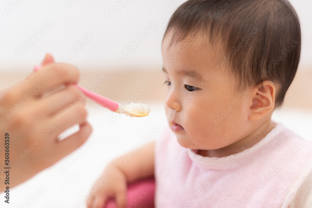 赤ちゃんに離乳食を食べさせる