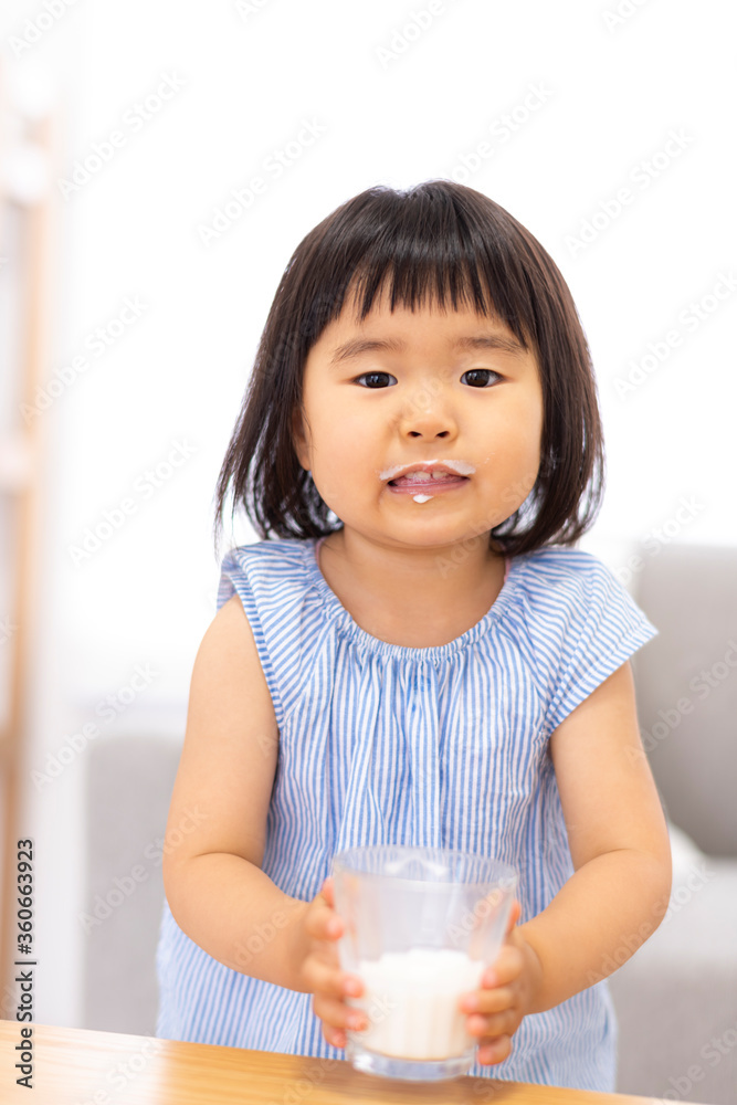 牛乳を飲む子供 牛乳を飲む子供