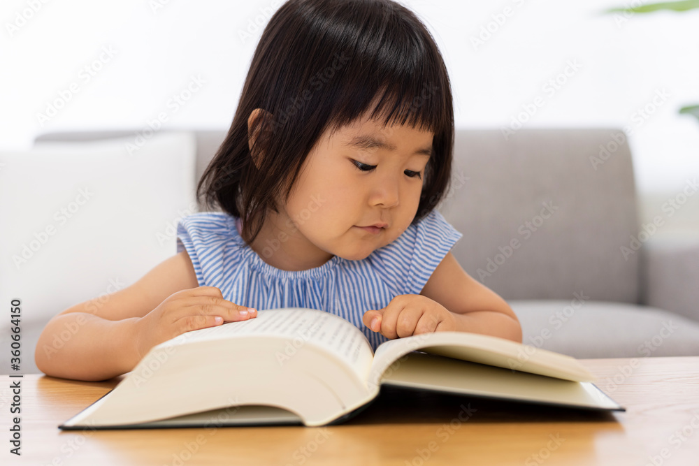 本を読む子供 本を読む子供