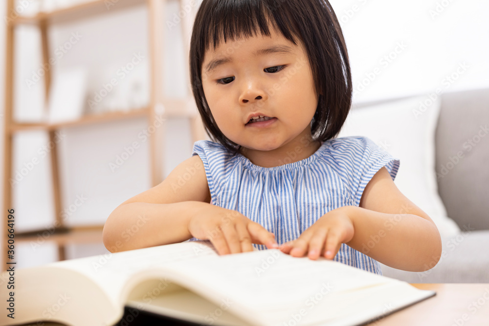 本を読む子供 本を読む子供