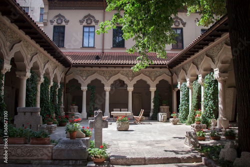 Fototapeta Naklejka Na Ścianę i Meble -  Image of a courtyard in the city of Bucharest, Romania.