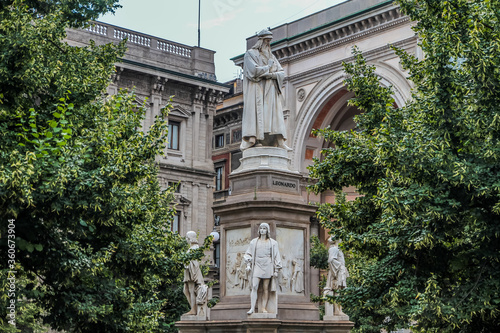 Leonardo da Vinci Statue in Della Scala Square