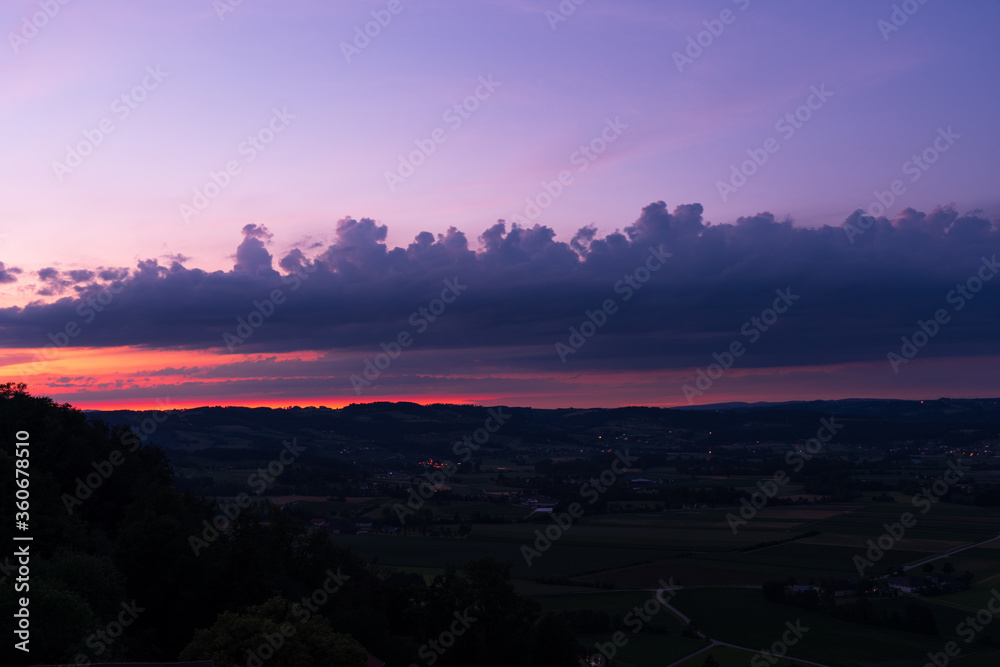 Fototapeta premium Sonnenuntergang im Eferdinger Becken mit Aschach an der Donau