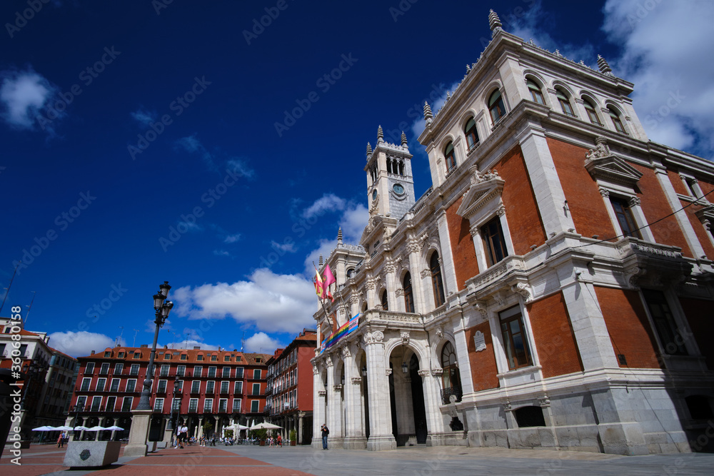 Fototapeta premium Plaza Mayor de Valladolid bajo un cielo azul y nubes blancas