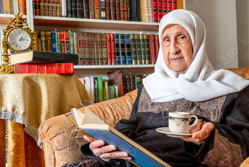 Canvas Print Arabic msulim woman reading book