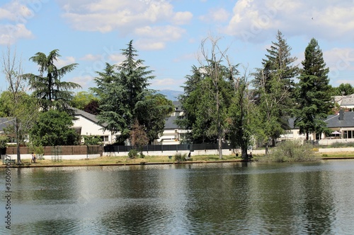 Casas blancas al borde de un lago