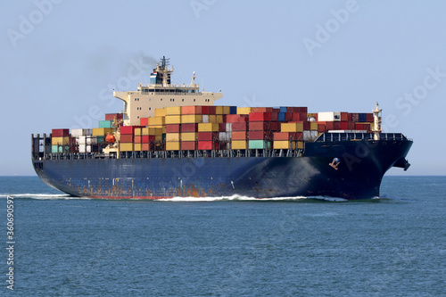 Blaues Containerschiff erreicht den Hafen