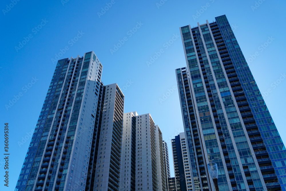 そびえ立つ超高層のビル群　都会の摩天楼風景