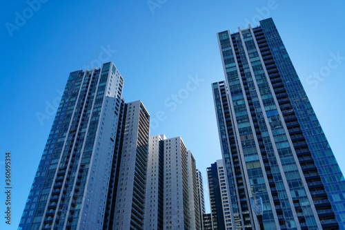 そびえ立つ超高層のビル群　都会の摩天楼風景 © ToYoPHoTo