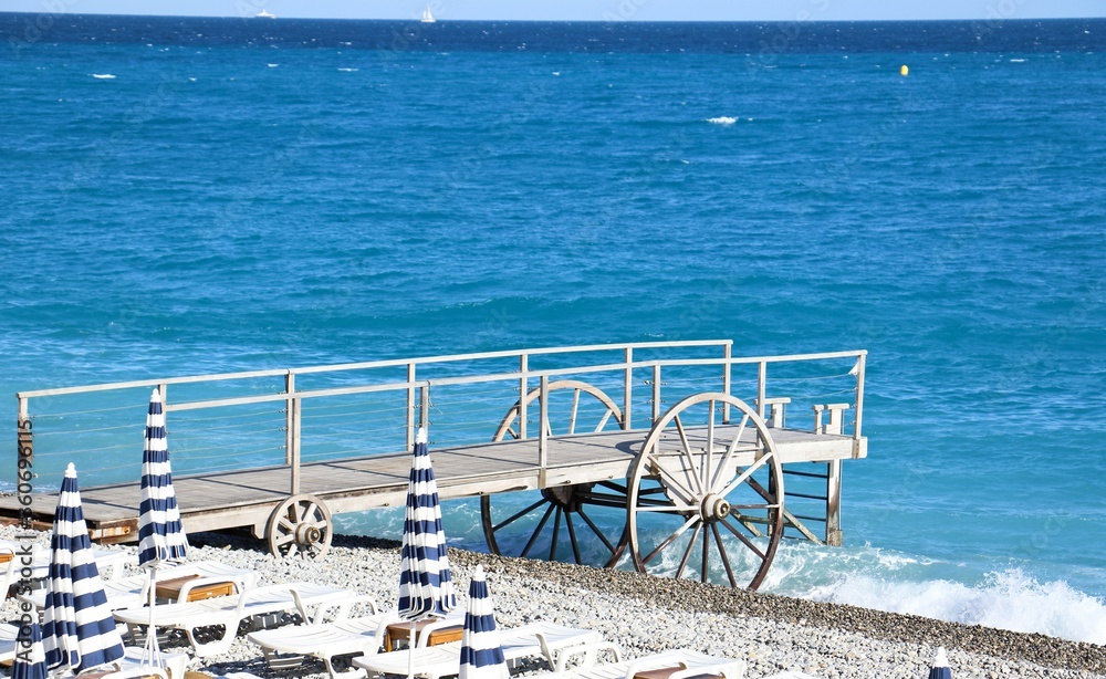 pontile originale con ruote per l'accesso al mare dalla spiaggia