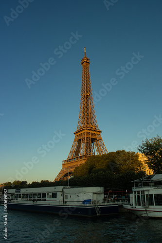 Eiffel tower from Seine © Leonardo Araújo