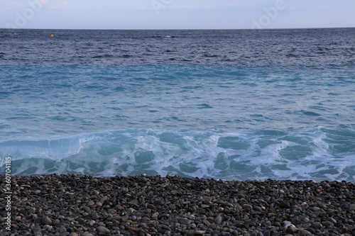 La plage de Nice, plage en galets le long de la mer Méditerranée, ville de Nice, Département des Alpes Maritimes, France photo