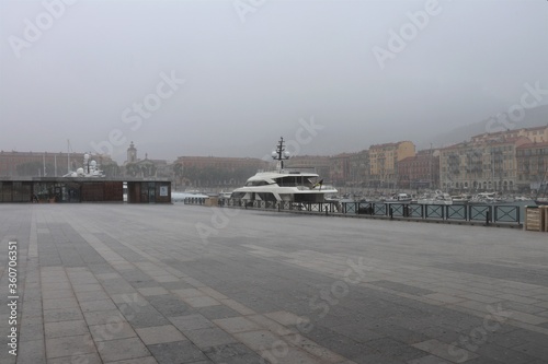 Le port de plaisance de Nice sous une pluie battante, ville de Nice, Département des Alpes Maritimes, France