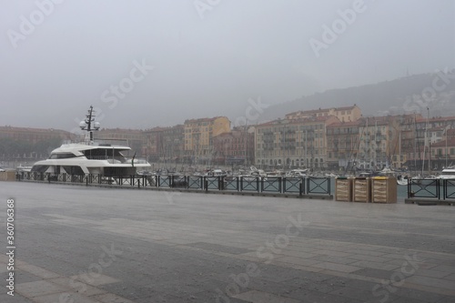 Le port de plaisance de Nice sous une pluie battante, ville de Nice, Département des Alpes Maritimes, France photo