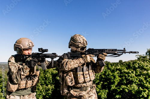 Two soldiers of the American army storm walking one after the other Fototapet