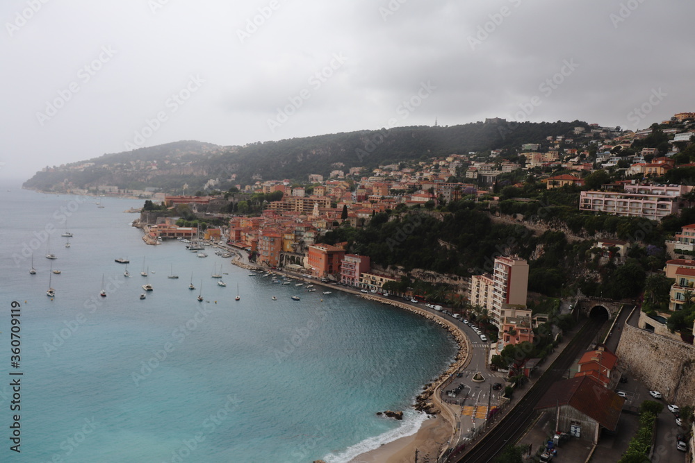 La baie de Nice sous les nuages, le long de la mer méditerranée, ville de Nice, Département des Alpes Maritimes, France 