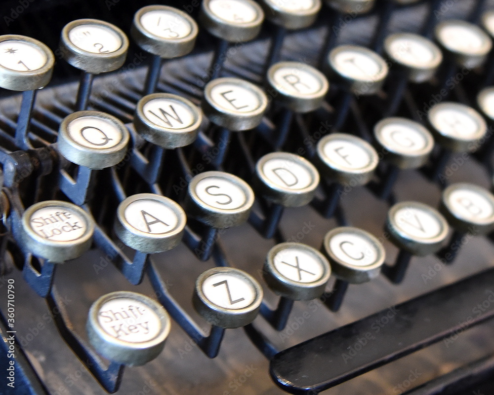 Tastatur einer alten, mechanischen Schreibmaschine Tastatur einer alten, mechanischen Schreibmaschine