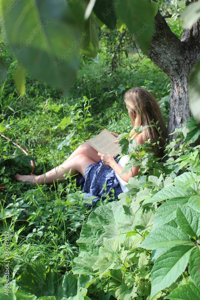 Fototapeta premium girl in the garden 002