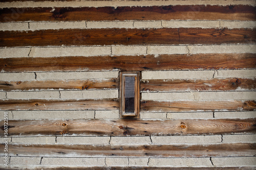 Okno małe lufcik w drewnianym domu