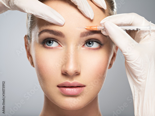 Tablou pe pânză woman getting cosmetic botox injection in forehead