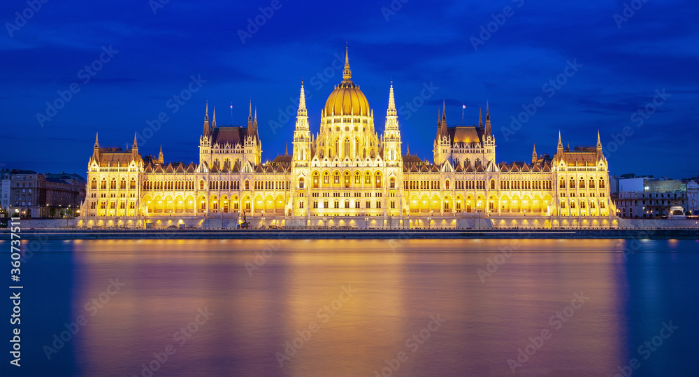 Parlamentsgebäude Budapest Ungarn zur blauen Stunde

