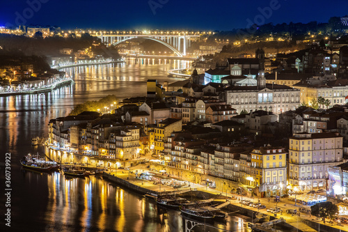 Porto, Bllick auf Ponte Dom Luís I zur blauen Stunde