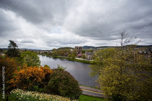 Foto Inverness city with the River Ness and it's beautiful architecture under the clo