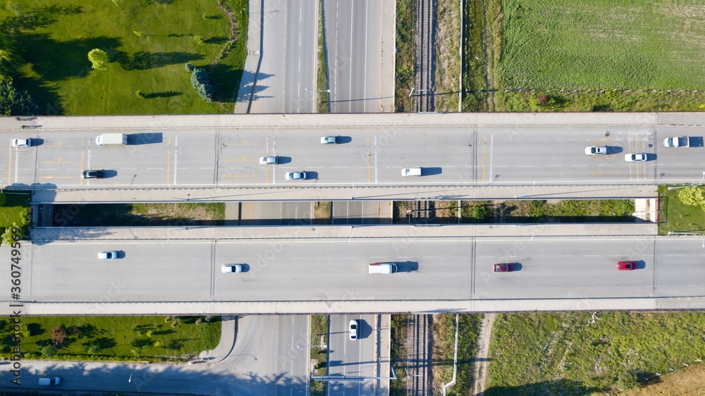 Two lane bridge driveway. There is an inner ring road at the bottom.  Vehicles and commercial vehicles can also be seen. 