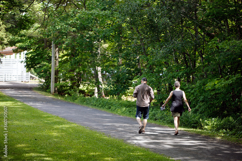 un couple marche sur un chemin dans la forêt
