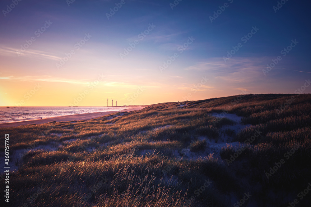 Küste bei Hvide Sande in Dänemark zum Sonnenuntergang