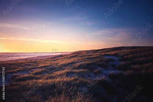 Küste bei Hvide Sande in Dänemark zum Sonnenuntergang