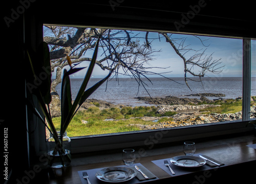 Mesa com vista do Rio da Prata em Colônia do Sacramento Uruguai.  Mesa para dois com bela paisagem photo