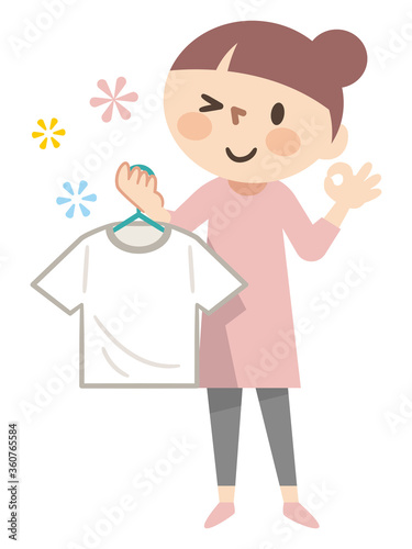 洗濯物を持つ笑顔の若い女性