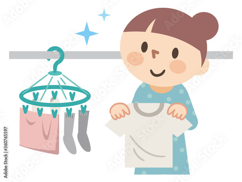 洗濯物を干す若い女性