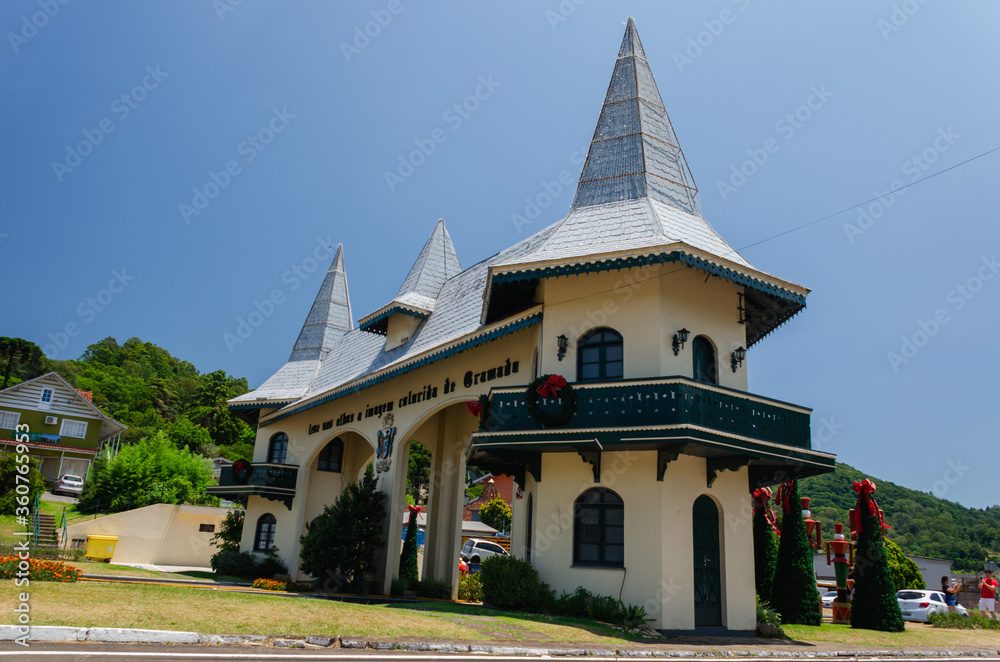 Pórtico de entrada e saída de Gramado