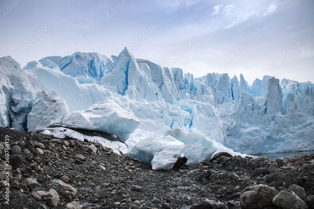 Obraz premium Glacial na Argentina. Contraste das rochas e do gelo 