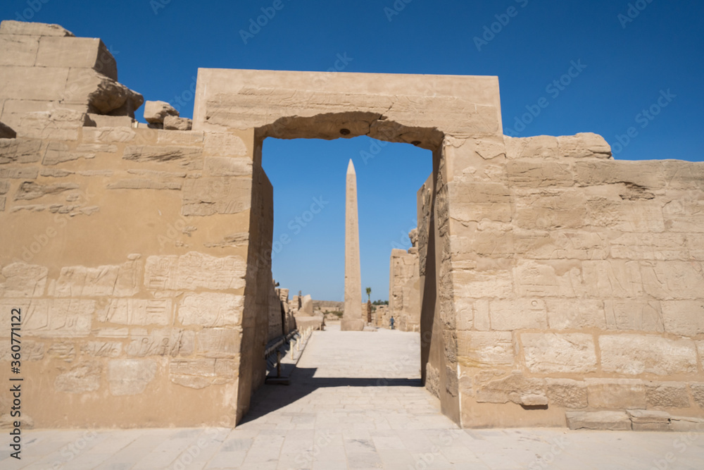 Obelisco enquadrado em porta no templo de Karnak em Luxor no Egito 