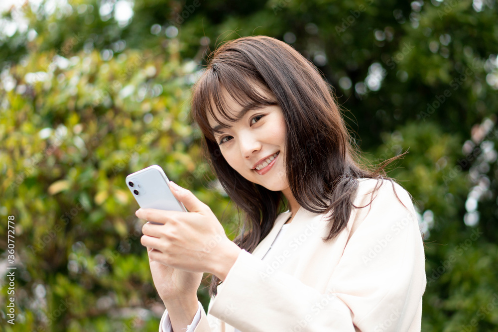 スーツ姿の女性 スーツ姿の女性