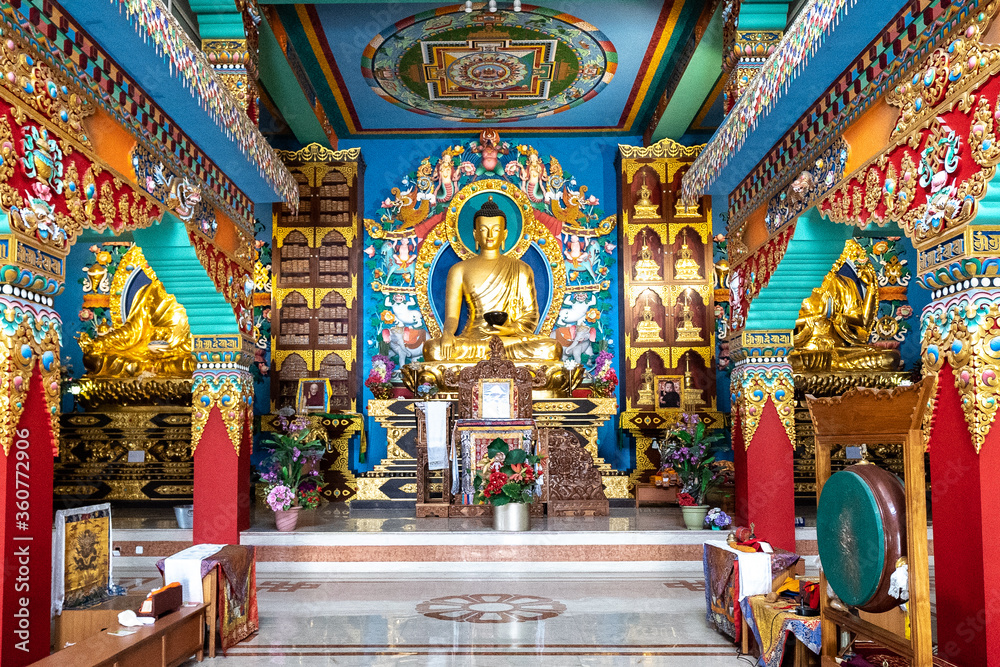 Templo Budista na India, cores e estátua de douráda