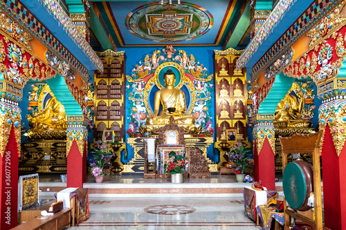 Templo Budista na India, cores e estátua de douráda