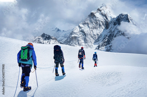 Obraz na płótnie Group of climbers with backpacks on the glacier