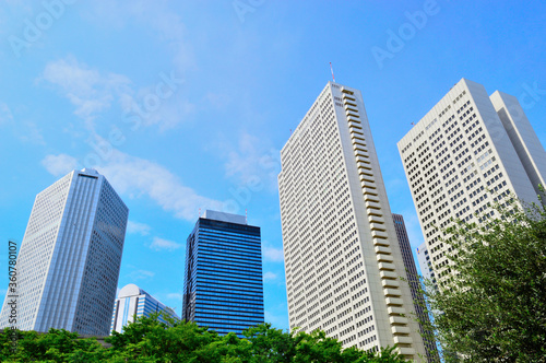 青空と新宿の高層ビル群 © しゅんすけ 近藤