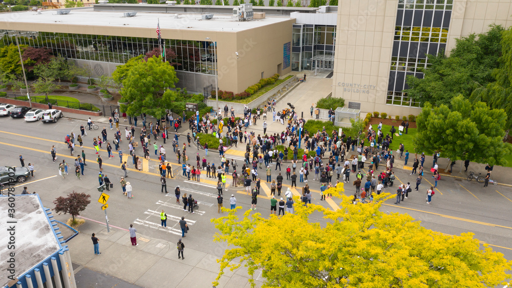 Obraz premium Tacoma, WA/USA – June 12: Street View Silent Protesters Gather for in Tacoma ta the County City Building on Tacoma Avenue June 12, 2020