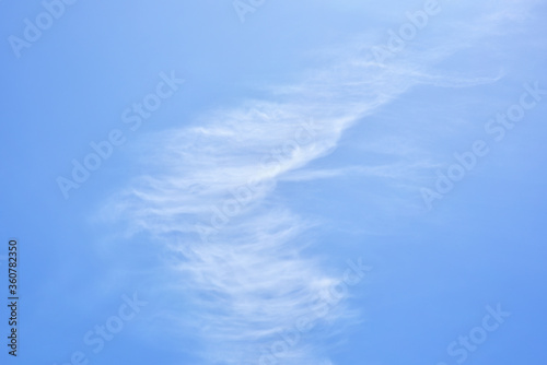 流れる薄雲と青空の抽象イメージ 01